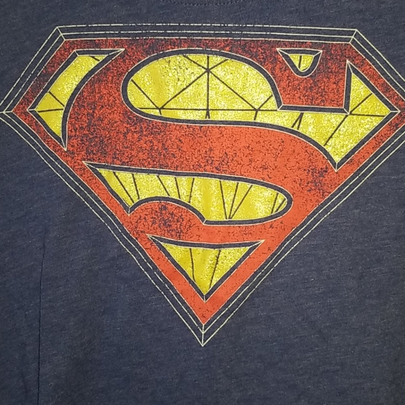 🔥 5/$20 Sale Superman junior's Tshirt XL 15/17 🔥 - Picture 2 of 4